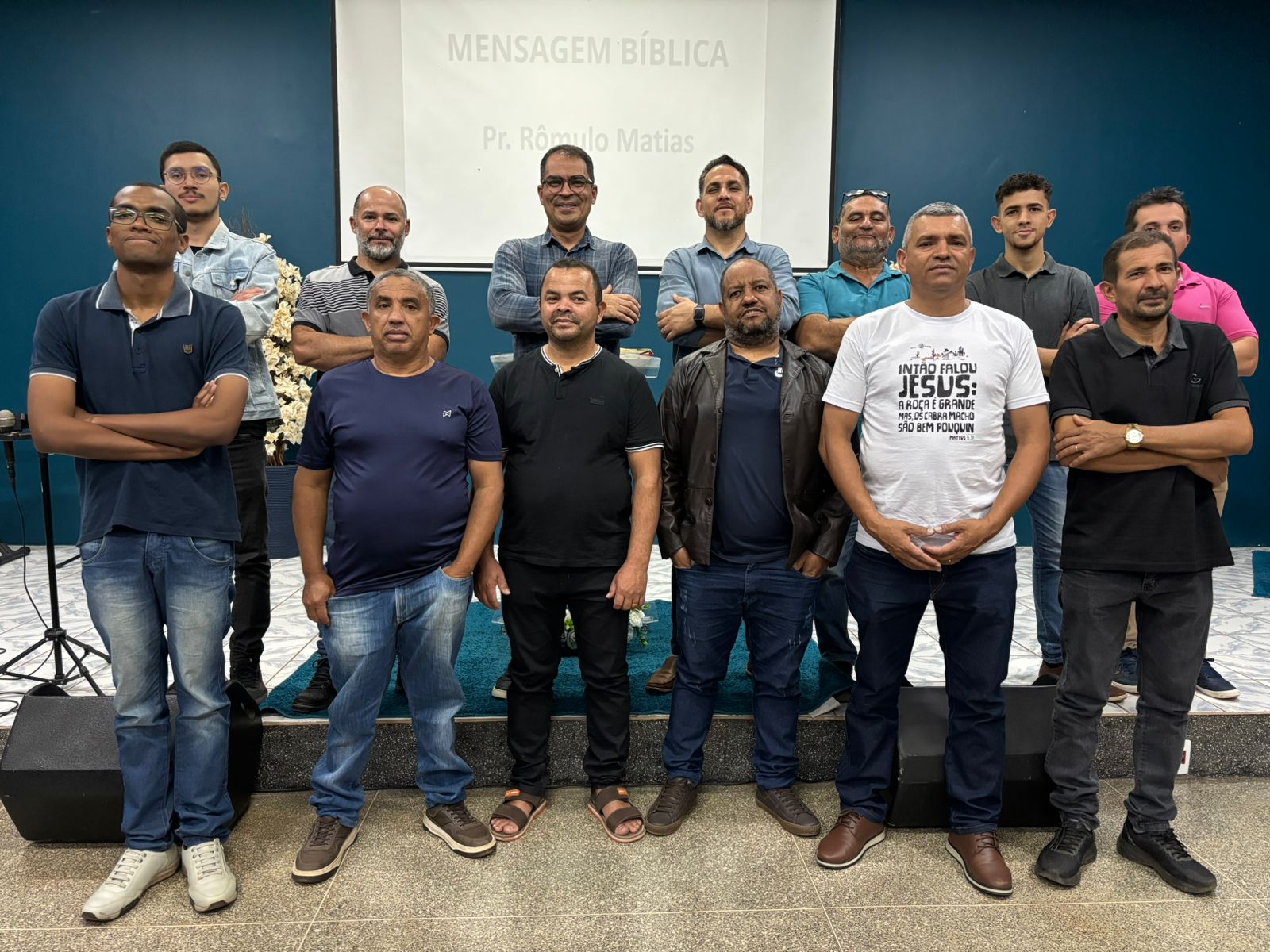 Grupo de homens do Ministério dos Valentes reunidos